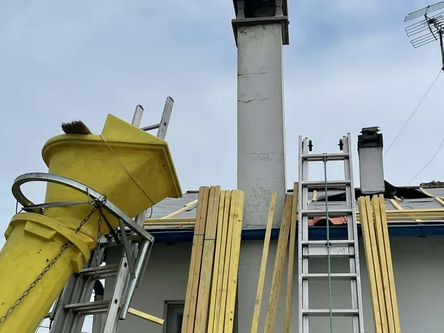 Chantier couvreur avec échelles et bâche installées sur une maison, préparation d'intervention en toiture, Artisan JP