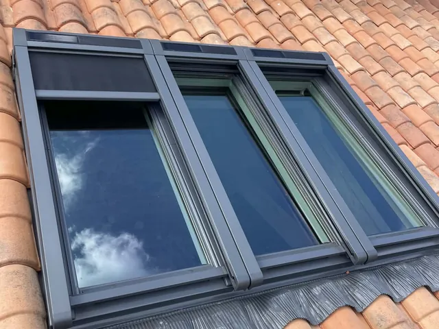 Pose de trois fenêtres de toit Velux côte à côte sur toiture en tuiles canal, chantier Artisan JP